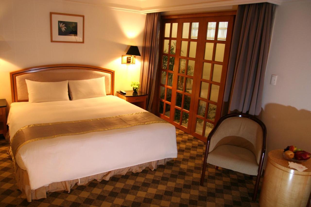Hometel Hotel Каосюн Екстериор снимка