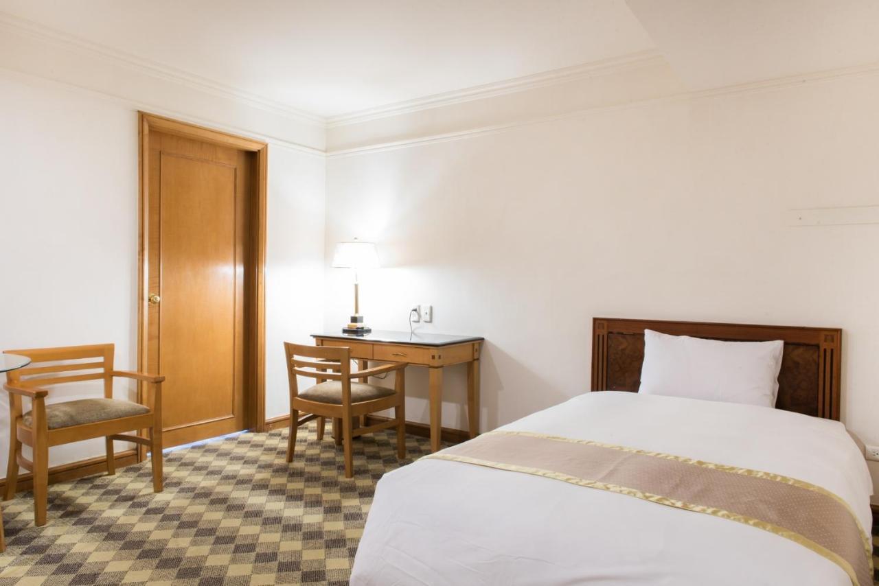 Hometel Hotel Каосюн Екстериор снимка